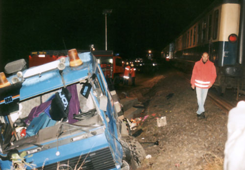 Zerstörte LKW Zugmaschine im Graben 