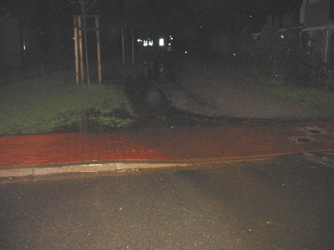 Wasser fließt vom Feld auf die Straße