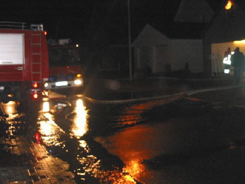 Gefördertes Wasser auf Straße